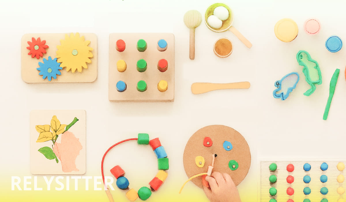 Игрушки и развивающие материалы для развития моторики детей, вид сверху. Разноцветные деревянные детали, шестерёнки, бусины, формочки для пластилина и элементы для творчества.